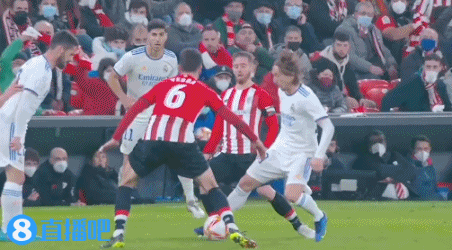 在广州足球的传承时刻，队长侯煜抽中了昔日广州队队长冯俊彦…