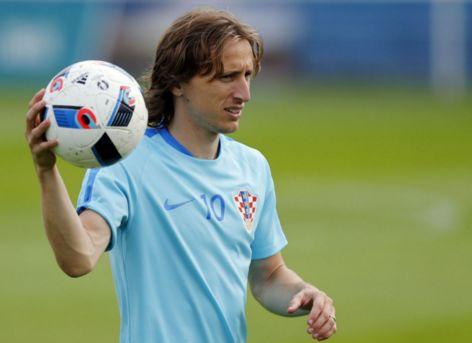 笑逐颜开！詹姆斯表扬布朗尼：保持微笑&继续前进！加油王子！