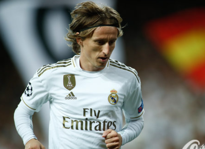 香港明星足球队燃情昆明 近万人合唱共忆流金岁月