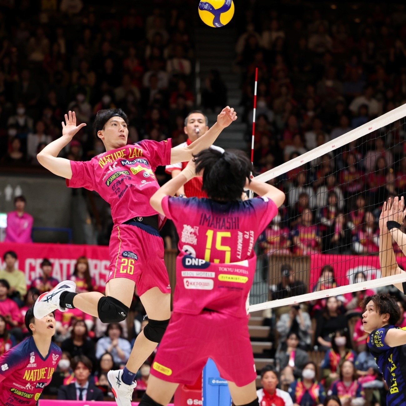 登哥大师级别的传球，从约维奇头顶而过落到小波特手里上篮命中！